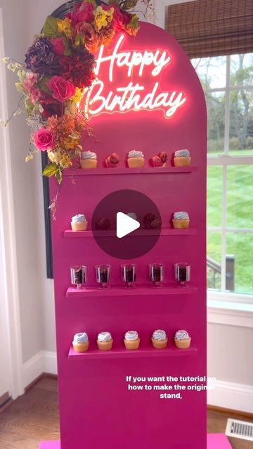 Diy Candy Wall Dispenser, Party Favor Display Ideas, Cupcake Display Ideas Diy, Diy Candy Wall, Diy Candy Dispenser, Make A Cupcake Stand, Cupcake Stand Diy, Diy Party Props, Highlights Diy