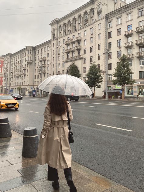 Raincoat Outfit Aesthetic, Rain Outfit Aesthetic, Raining Day Outfit, Cozy Rainy Day Outfit, Girl In Rain, Umbrella Photography, French Girl Aesthetic, Rain Outfit, Coffee Date Outfits