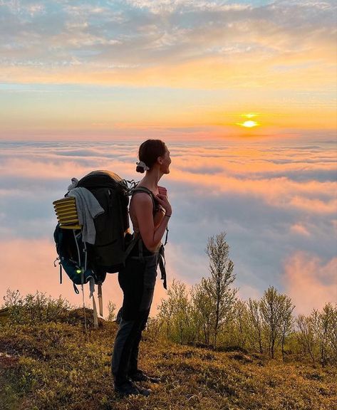 Travel Backpack Aesthetic, Backpacker Aesthetic, Hiker Aesthetic, Hike Photography, Girl Adventure, Hiking Girl, Hiking Aesthetic, Adventure Aesthetic, Granola Girl