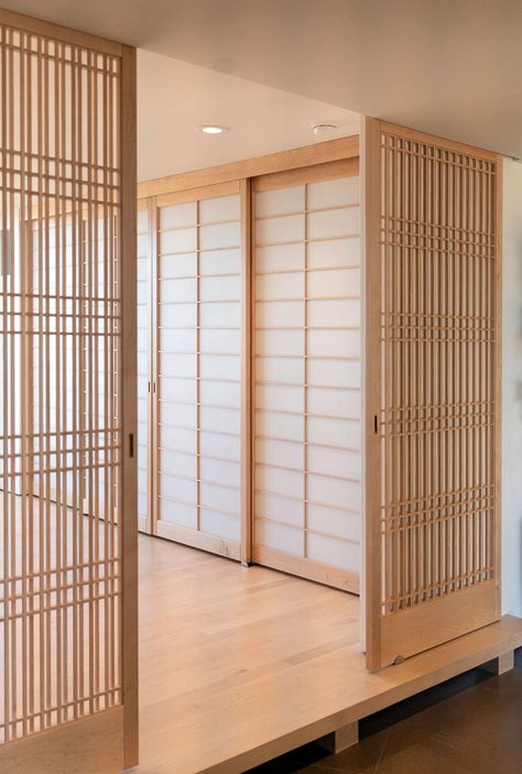 Modern Japanese Shoji Screen Installations - Shoji Designs Inc. Japanese Bifold Doors, Diy Japanese Door Shoji Screen, Japanese Room Divider Ideas, Modern Shoji Sliding Doors, Shoji Doors Japanese Style, Japanese Screen Wall, Shoji Sliding Doors Japanese Style, Japanese Style Door, Japanese Shoji Screen