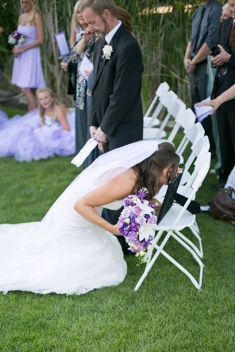 Wedding Memorial Ideas Mom, Wedding Memorial Ideas Dad, Wedding Memorial Ideas, Deer Wedding, Bouquet Photography, Photo Rose, Sentimental Wedding, Memory Table, Golden Hour Photos