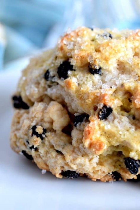 Recipes Using Sour Cream, Sour Cream Scones, Sweet Scones, Cream Scones Recipe, Bakery Goodies, Breakfast Scones, Snacking Cake, Blueberry Scones Recipe, Shaped Bread