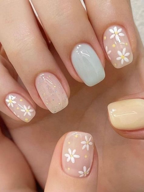 simple flower nails: cute daisies Simple Daisy Nail Designs, Daisy Flower Nail Designs, Flower Nail Designs For Short Nails, Short Flower Gel Nails, Gel Nails With Flower Designs, Daisy Short Nails, Korean Jelly Nails Summer, Gel Nails Daisy, Flower Themed Nails