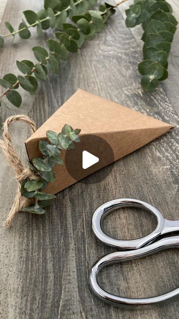 Pretty Gift Wrapping Ideas, Nature Environment, Gift Wrapping Techniques, Creative Gift Wraps, Gift Wrapping Inspiration, Gifts Wrapping Diy, Creative Gift Wrapping, בר מצווה, Copy And Paste