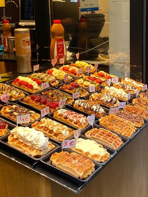 Waffles In Belgium, Belgium Waffles Aesthetic, Brussel Waffles, Belgian Waffles Aesthetic, Waffle Dessert Ideas, Waffle Desserts, Waffle Business, Aesthetic Waffles, Brussels Waffles