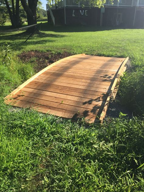 sizes Walking Bridge Over Creek Diy, Small Bridge Design, Atv Bridge, Garden Bridge Ideas, Backyard Bridge, Yard Bridge, Garden Bridge Design, Backyard Bridges, Outdoor Bridges