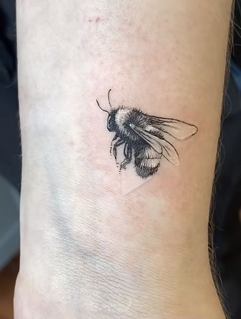 Shaded Bee Tattoo, Bumble Bee Hand Tattoo, Bee Tattoo Realistic, Bee On Flower Tattoo, Flying Bee Tattoo, Flower And Bee Tattoo, Realistic Bee Tattoo, Bumble Bee Tattoos, Bumblebee Tattoos