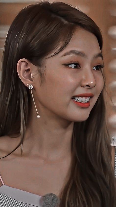 Jennie Kim Ear Piercing, Jennie Kim Earrings, Asian Piercing Ear, Blackpink Piercings, Jennie Ear Piercings, Jennie Piercing, Middle Piercing, Jennie Earrings, Jennie Jewelry