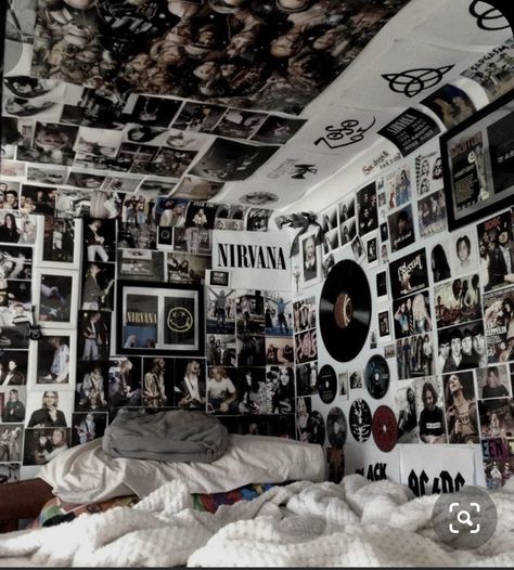 Punk Rock Bedroom, Sala Grunge, Fotografia Grunge, Rock Bedroom, Grunge Room Ideas, Emo Room, Punk Room, Room Grunge, Rock Room