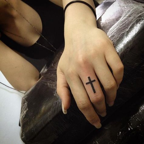 Cross Finger Tattoos For Women, Cross Tattoo Finger, Jesus Cross Tattoo Design, Small Cross Tattoos For Women, Finger Cross Tattoo, Finger Tattoo Meaning, 2004 Tattoo Ideas, Middle Finger Tattoo, Cross Finger Tattoos