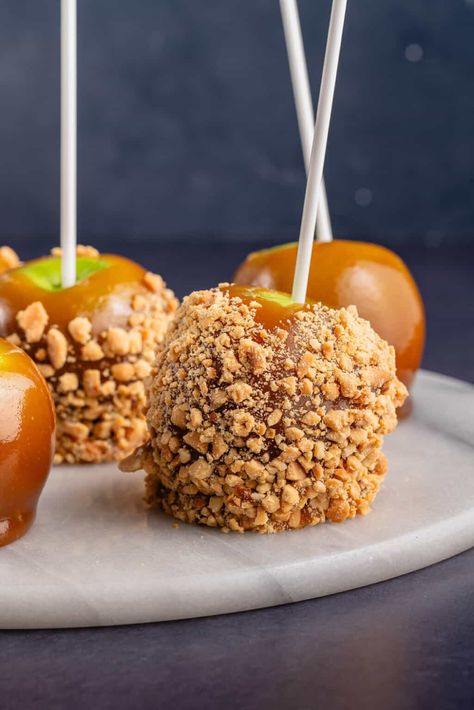 Dairy Free Caramel Apples, Vegan Candied Apples, Caramel Apples Dairy Free, Caramel Apple Dip Vegan, Vegan Caramel Apples, Vegan Candy Apple Recipe, Carmel Apples Vegan, Vegan Caramel Apple Cake, Vegan Caramel Apple