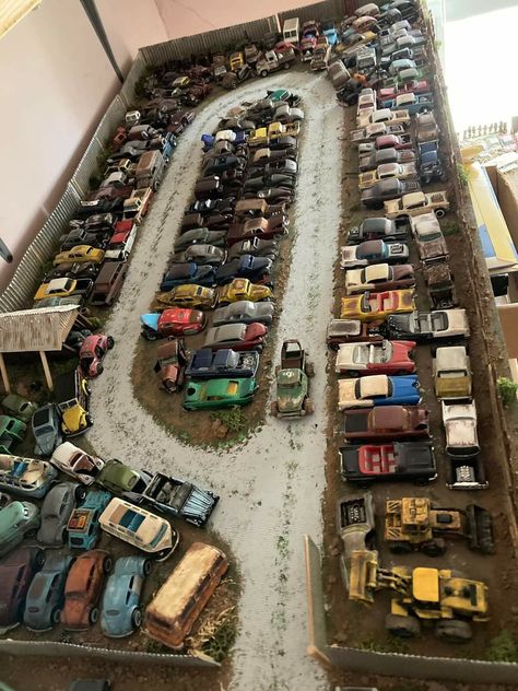 Model Car Display Ideas, Hot Wheels Garage Diy, Hot Wheels Diorama, Hot Wheels Diy, Hot Wheels Race Track, Hot Wheels Room, T3 Bus, Diorama 1:64, Hot Wheels Display