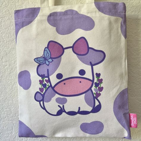 Painting Toat Bag Ideas, Totes Painting Ideas, Painting A Canvas Bag, Cute Diy Tote Bag Designs, Cute Tote Bags Design, Cute Tote Bags Paint, Tote Bag Tutorials Step By Step, Decorating Tote Bags, Toat Bag Painting