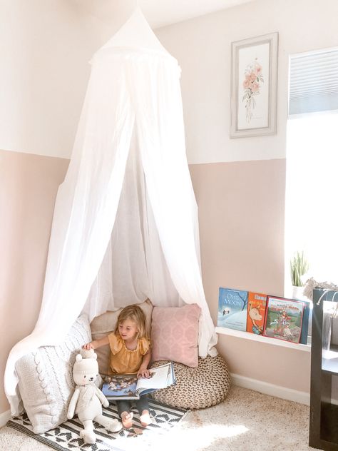 Toddler Reading Nook Girl, Teepee Reading Nook, Montessori Reading Nook, Reading Nook Girls Bedroom, Toddler Room Reading Corner, Baby Reading Nook, Toddler Girl Reading Corner, Reading Nook Toddler Room, Reading Nook Nursery