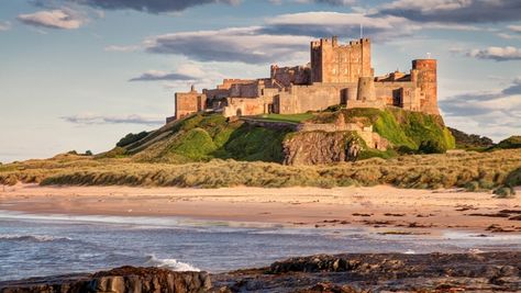 Bamburgh Castle, Marie Stuart, Northumberland England, Northumberland Coast, Castles In England, The Last Kingdom, Iconic Buildings, England And Scotland, Destination Voyage