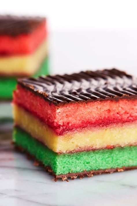 Layers of almond cake are sandwiched with raspberry jam before getting coated in chocolate for the prettiest and most delicious rainbow cookies you've ever had. Rainbow Cookies Recipe, Italian Rainbow Cookies, Italian Cake, Rainbow Cookies, Almond Cake, Italian Cookies, Ice Cream Cookies, Almond Cakes, Italian Desserts