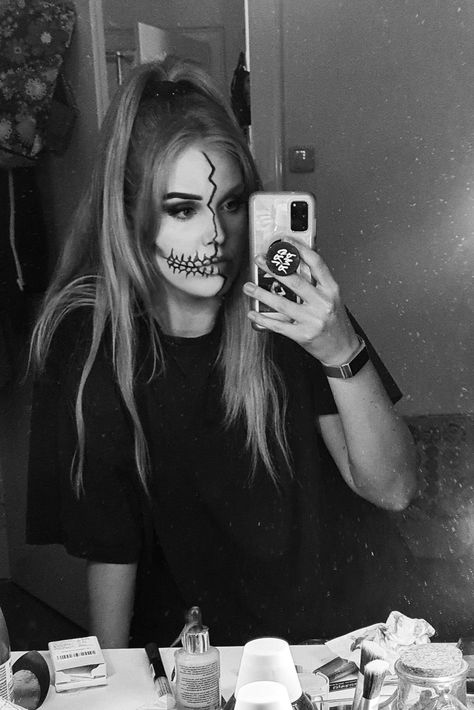 Half faced skull. Halloween make up. Black n white Skull Halloween, Make Up Inspo, Halloween Make Up, Halloween Make, Black N White, Halloween Face, Face Makeup, Halloween Face Makeup, Halloween Costumes