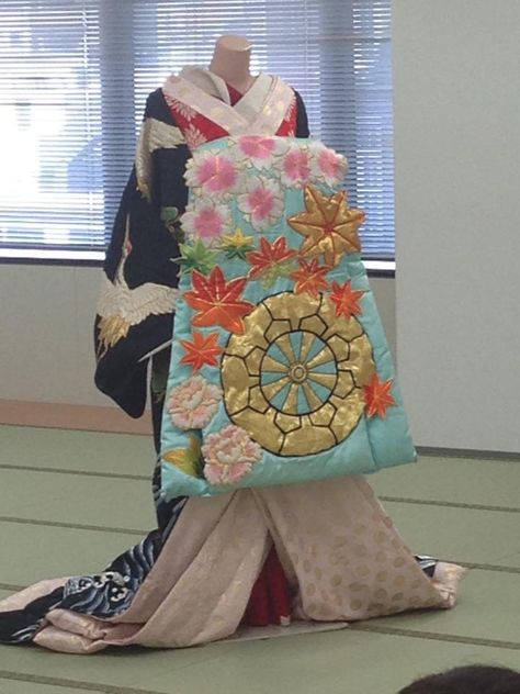 An oiran's kimono.  Probably a kabuki costume. Japanese Oiran Clothes, Oiran Kimono, Japanese Kimono Fashion, Kabuki Costume, Pretty Kimonos, Japanese Traditional Clothing, Greek Gods And Goddesses, Kimono Design, Japanese Geisha