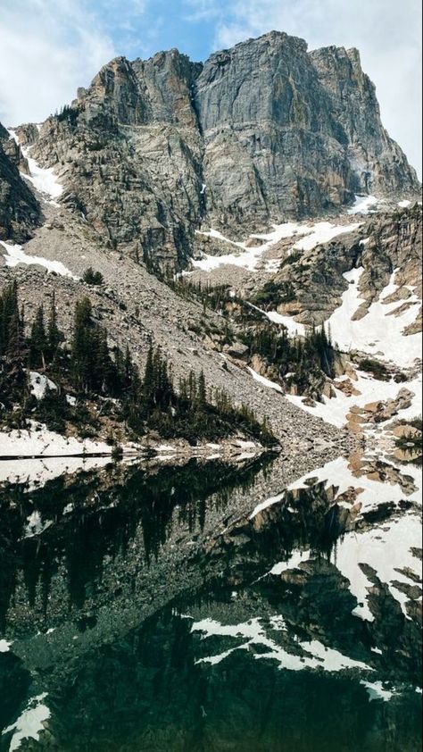 Uncover the breathtaking beauty of Rocky Mountain National Park! From towering peaks to lush valleys, explore nature at its finest. Pin for your next outdoor adventure inspiration! #RockyMountainNationalPark #NatureLovers #ExploreOutdoors Lake Tahoe Mountains, Dream Lake Colorado, Emerald Lake Colorado, Ice Berg Lake Montana, Utah Mountains Snow, Hyalite Canyon Montana, Colorado National Parks, Cascade Mountains Oregon, Colorado Travel Guide