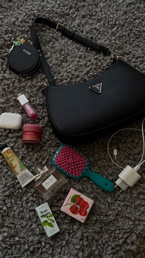 K Makeup, Everyday Bag Essentials, What's In My Purse, Looks Pinterest, Inside My Bag, In My Purse, Purse Essentials, Music Motivation, Handbag Essentials