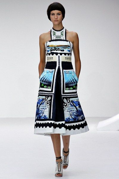 Mary Katrantzou Spring 2013 Ready-to-Wear Collection - Vogue Couture, London Fashion Weeks, Silhouettes Fashion, Capitol Fashion, Stamp Print, Post Stamps, Textil Design, 2013 Fashion, Roman Holiday