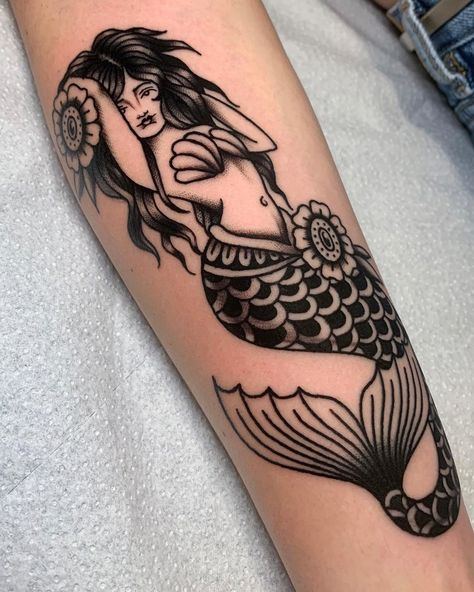 Trad Mermaid Tattoo, Pirate Girl Tattoos, Traditional Mermaid Tattoos, Jessica O, Tattoo Mermaid, Siren Tattoo, Mermaid Tattoo Designs, Pin Up Girl Tattoo, Traditional Style Tattoo