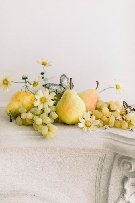 Yellow floral arrangement with fruits Cosmo Flower Arrangement, Cosmo Wedding Flowers, Fruit Centerpieces Wedding, Villa Astor, Yellow Flower Arrangements, Champagne Grapes, Italian Inspired Wedding, Fruit Centerpieces, Fruit Wedding