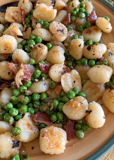 Gnocchi With Bacon, Salad With Creamy Dressing, Broccoli And Cauliflower Salad, Fried Gnocchi, Pan Fried Gnocchi, Quinoa Broccoli, Lunch Picnic, Broccoli And Cauliflower, Picnic Dinner