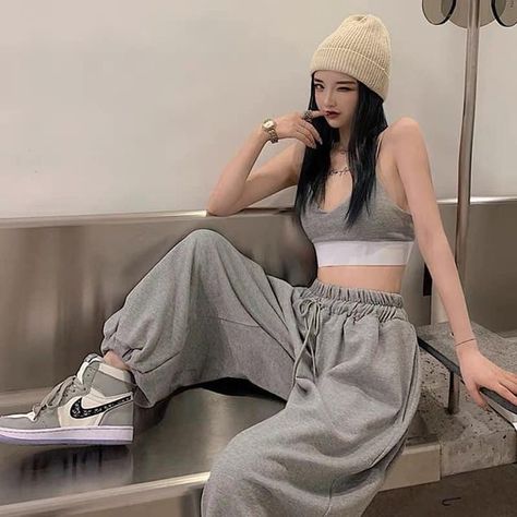 Baggy Fashion, Celana Fashion, Oversized Sweatpants, Trouser Outfits, Women Street, Grey Sweatpants, Sports Pants, Trouser Style, Fall Fashion Outfits