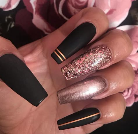 Holiday 2023 Nails, Nye Nails Gel, Black And Gold Toe Nails, Black And Rose Gold Nail Designs, Rose Gold And Black Nails, Black And Rose Gold Nails, Gold Nail, Rose Gold Nails, Coffin Nails Designs