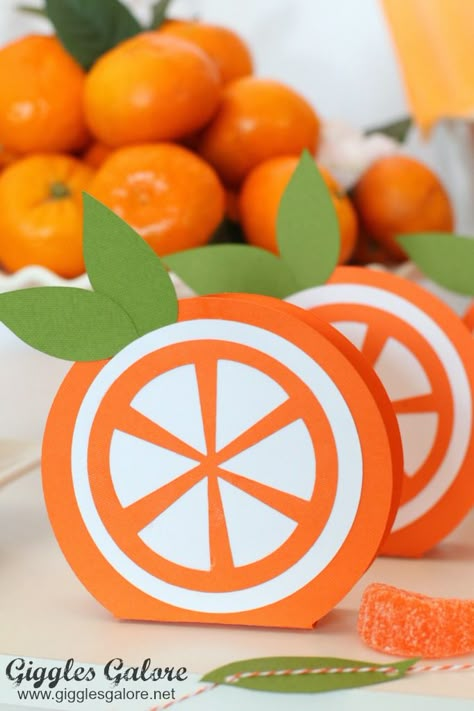 Paper Orange Craft, Orange Paper Craft, Orange Crafts, Diy Decorations Party, Citrus Party, Citrus Slice, Fruit Birthday Party, Deco Orange, Orange Craft