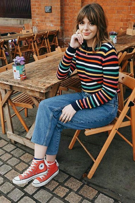 All Star Aesthetic, All Star Style, All Star Outfit, Red Converse Outfit, Looks Com All Star, Mom Jeans Outfit, Look Retro, Jeans Cropped, Outfits With Converse