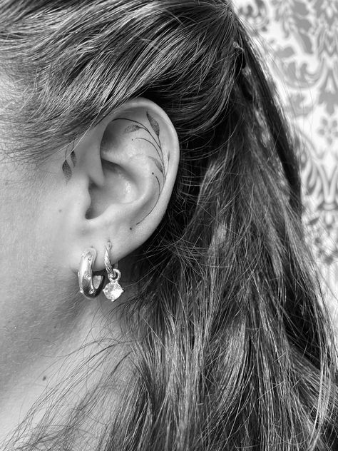 Fineline ear tattoo floral Flower Tattoo On Ear, Tattoo In Ear Ideas, Tattoo Back Of Ear, Vine Ear Tattoo, Lotus Ear Tattoo, Ear Tattoo Floral, Tattoos On Ear, In The Ear Tattoo, Ear Vine Tattoo