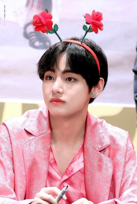 Hanya kumpulan foto kim taehyung . . . . . BTS V（*＾3＾）/～♡  Kim taehyu… #random # Random # amreading # books # wattpad Taehyung Cute, Bts Group Picture, V Bts Wallpaper, Taehyung Wallpaper, V Cute, Taehyung Photoshoot, Photoshoot Bts, Taehyung Funny, Kim Taehyung Funny