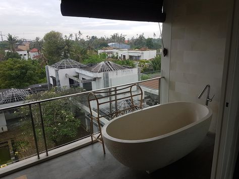 Bathtub In Balcony, Bathtub Balcony, Bath Tub For Two, Condo Style, Eco Friendly Architecture, Bathtub Ideas, Balcony Bathroom, Existential Dread, Outdoor Bathtub