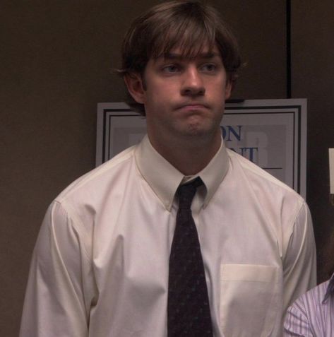 Jim The Office Aesthetic, Jim Halpert Season 1, John Krasinski Wallpaper, Jim Halpert Basketball, Jon Krasinski, Jim Halpert Aesthetic, The Office Pfp, The Office Icons, Jim Office