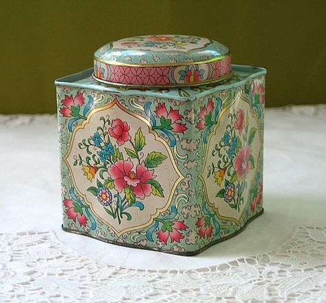 Pretty English Tea Tin Vintage Tea Tins, Lata Vintage, Biscuit Tin, Tin Containers, English Tea, Tea Tins, Teapots And Cups, Tea Caddy, Vintage Tins