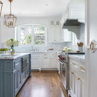 Benjamin Moore Hearthstone paint color (island) Серая Кухня, Transitional Kitchen, Blue Island, Blue Kitchens, Grey Kitchen, Trendy Kitchen, Counter Tops, Kitchen Remodel Idea, Kitchen Colors