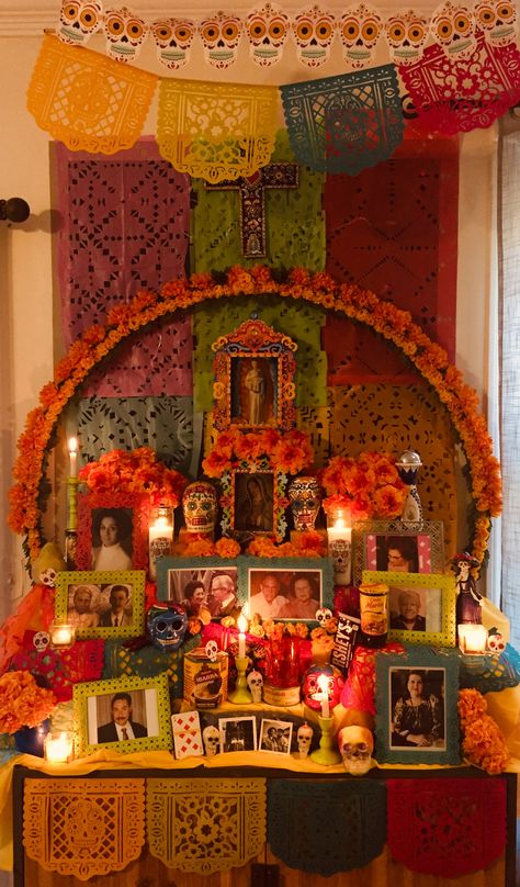 Day Of The Day Altar, Ofrenda At Wedding, Coco Ofrenda Pictures, Home Ofrenda Ideas, Offrenda Table Ideas Decor, Mexican Altar Ideas, Ofrenda Tattoo, Mexican Ofrenda Ideas, Day Of The Dead Ofrenda Altars