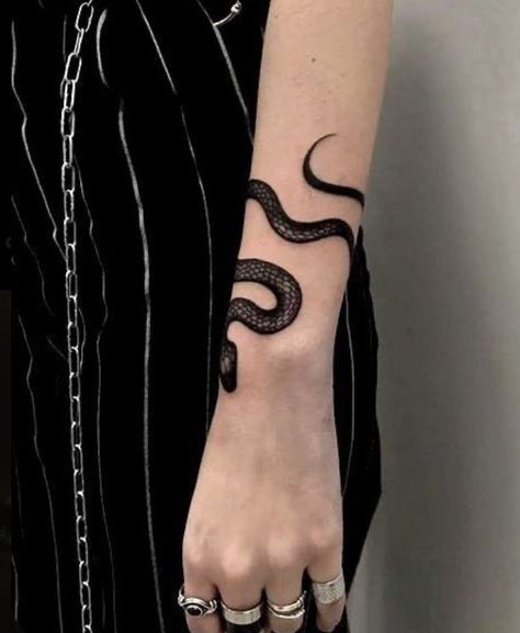 Black Snake Tattoo, Wrap Around Wrist Tattoos, Small Snake Tattoo, Emo Tattoos, Around Arm Tattoo, Wrap Tattoo, Serpent Tattoo, Kunst Tattoos, Snake Tattoo Design