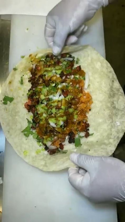 Fascinating on Twitter: "The correct way to roll a burrito https://t.co/FLVpFcQkx6" / Twitter Roll A Burrito, How To Wrap, Cooking Hacks, Practically Perfect, Food Recepie, Savory Recipes, Life Hack, Kitchen Tips, Tex Mex