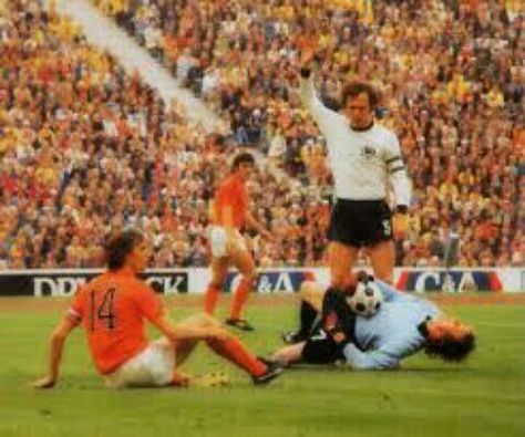 West Germany 2 Holland 1 in 1974 in Munich. The already booked Johan Cruyff fouled Sepp Maier but got away with it in the World Cup Final. German National Team, Franz Beckenbauer, Johan Cruyff, Good Soccer Players, Association Football, World Cup Final, Soccer Stars, Football Memorabilia, Retro Football