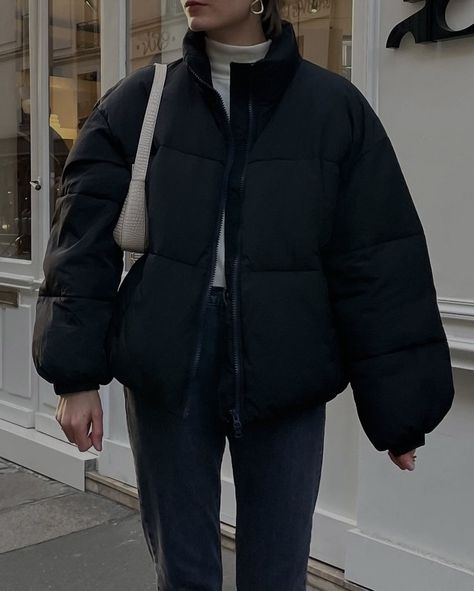 Big Jacket Outfits Street Style, Puffy Jacket Outfit Street Style, Black Puffy Jacket Outfit, Short Puffer Jacket Outfit, Big Jacket Outfits, Puffer Jacket Outfit Winter Style, Puff Jacket Outfit, Puffy Jacket Outfit, Black Puffer Jacket Outfit