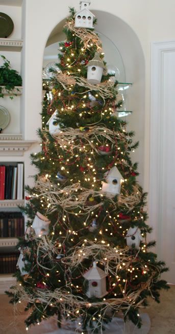 Birds Christmas Tree, Year Round Tree Ideas, Bird Themed Christmas Tree Ideas, Bird Christmas Tree Theme, Christmas Tree For The Birds, Holiday Trees Year Round, Summer Christmas Tree Ideas, Bird Themed Christmas Tree, April Tree Decorating Ideas