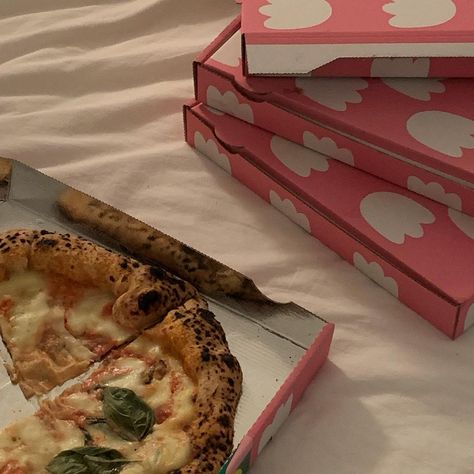 🌴 Sarah Dorison 🌴 on Instagram: “pink pizza 🍕💕” Mariah Carey House, Pink Pizza, Pizza Boxes, Pizza Party, Pink Themes, Mariah Carey, Pink Aesthetic, Pizza, Collage