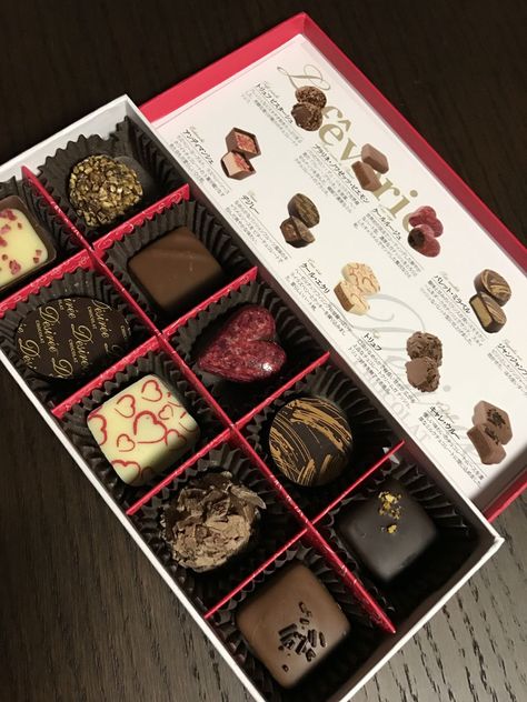 Chocolate Valentines Day, Dessert Christmas, Chocolate Dreams, Luxury Chocolate, Cute Snacks, Chocolate Dessert, Food Drinks Dessert, Chocolate Packaging, Dessert Drinks