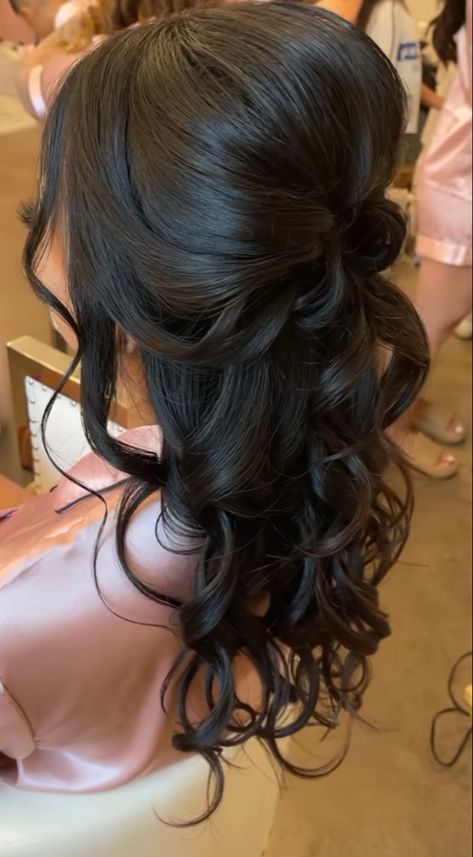 Hairstyles For Short Hair Quinceanera, Quince Hair Medium Length, Loose Quince Hairstyles, Easy Dama Hairstyles, Hairstyles Wedding Medium Hair, Quince Hair For Short Hair, Hair For Quince Guest, Hair For Quinceanera Hairstyles, Debut Hairstyles Debutante