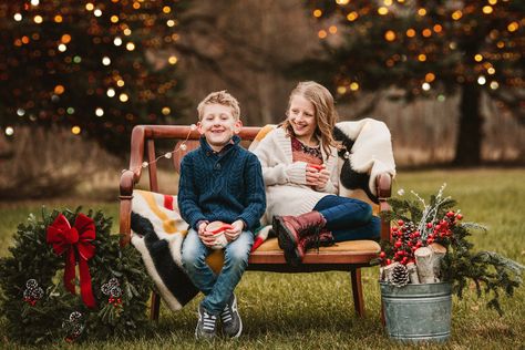 Christmas Mini Sessions Outdoor, Christmas Photoshoot Kids, Outdoor Christmas Photos, Diy Christmas Photoshoot, Christmas Mini Shoot, Christmas Family Photoshoot, Mini Photo Sessions, Christmas Photo Props, Xmas Photos