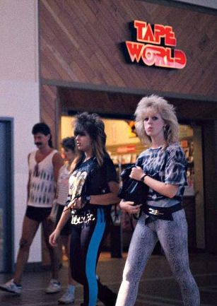 Magasiner au centre d'achat. 1980s Aesthetic, Vintage Mall, 80’s Fashion, Walking Down The Street, 80s Nostalgia, 80s And 90s Fashion, 80s Vibes, 80s Aesthetic, Retro Mode