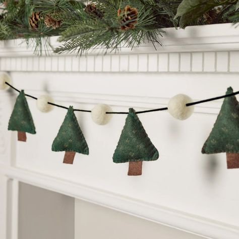 Indoor Christmas Lights, Christmas Wreaths & Garlands, Felt Tree, Felt Christmas Decorations, Christmas Mantel Decorations, Diy Ornaments, Christmas Tree Garland, Tree Garland, Felt Garland